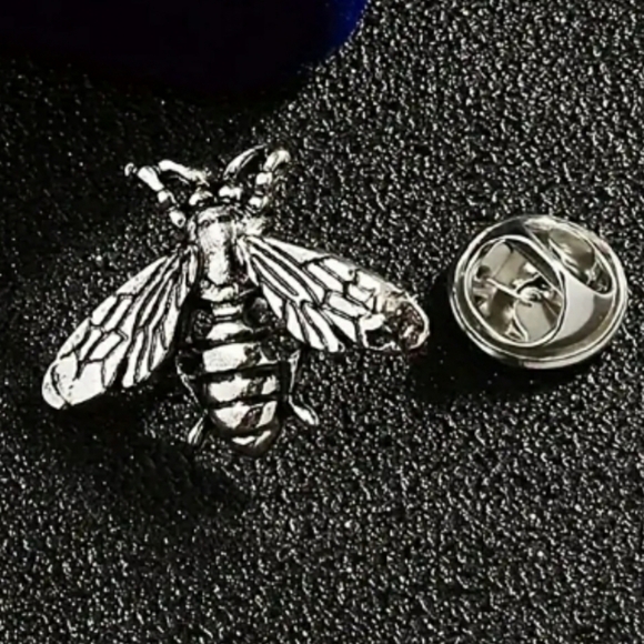 Jewelry - Silver Bee Brooch Pin Vintage Style